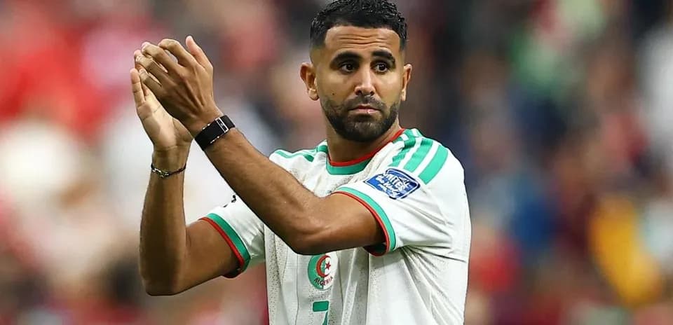 Futbolchi qo'lini ko'tarib muxlislarni qarshi olmoqda