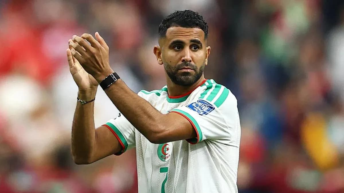 Futbolchi qo'lini ko'tarib muxlislarni qarshi olmoqda