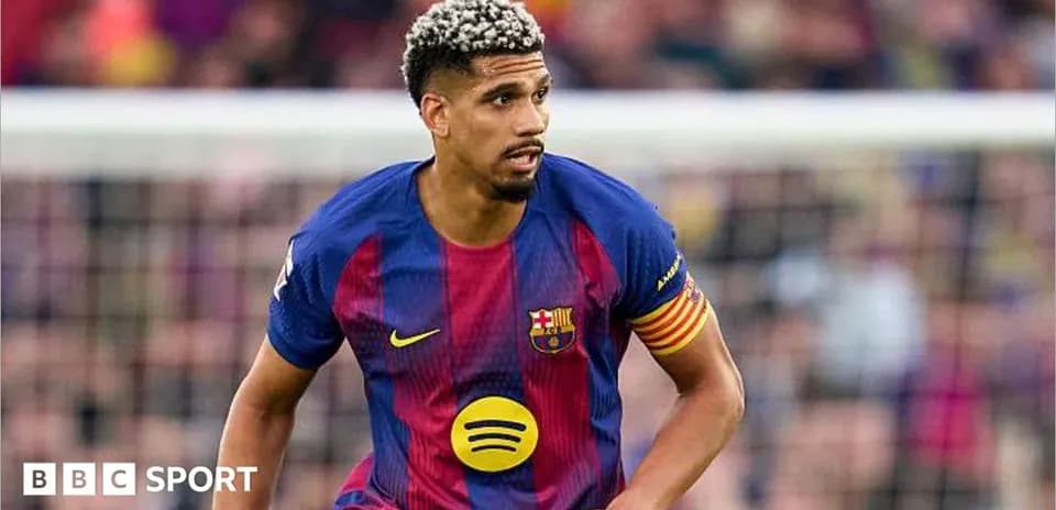 Futbolchi Barcelona formasida maydonda harakatda