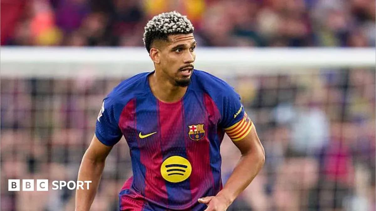 Futbolchi Barcelona formasida maydonda harakatda