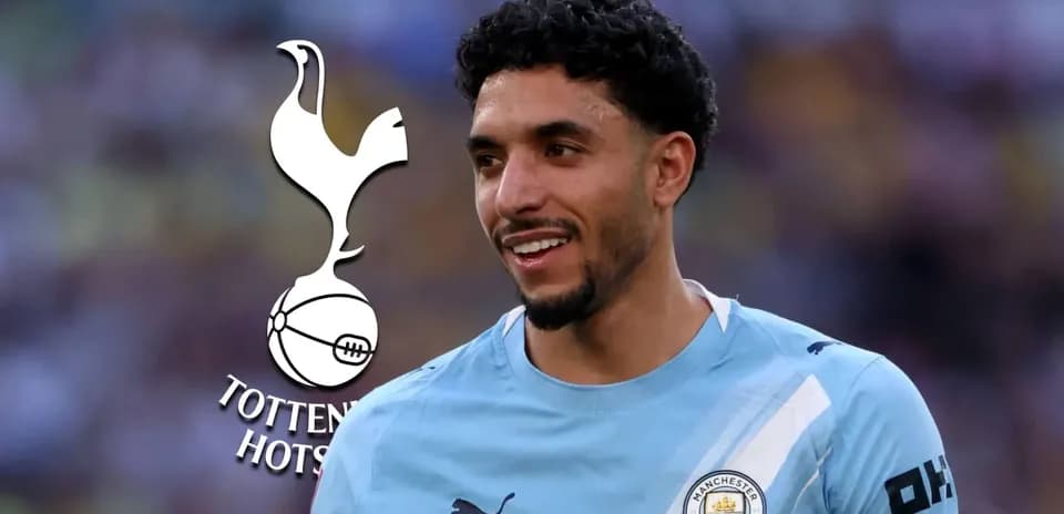 Futbolchi Manchester City formasida, Tottenham logotipi ortida