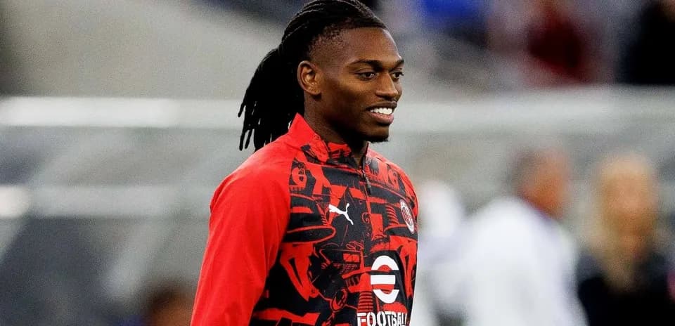 Futbolchi qizil kiyimda maydonda tayyorlanmoqda
