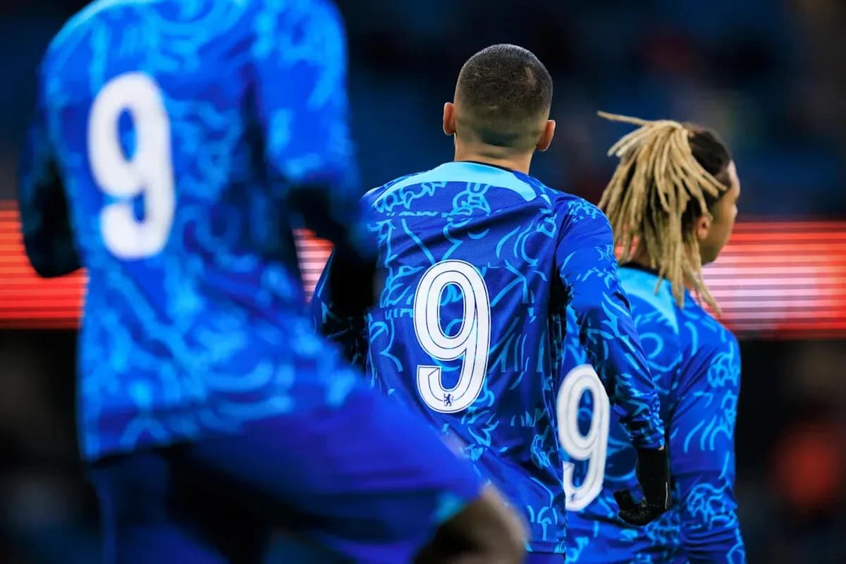 Futbolchilar ko'k formada, raqami 9 ko'rsatilgan