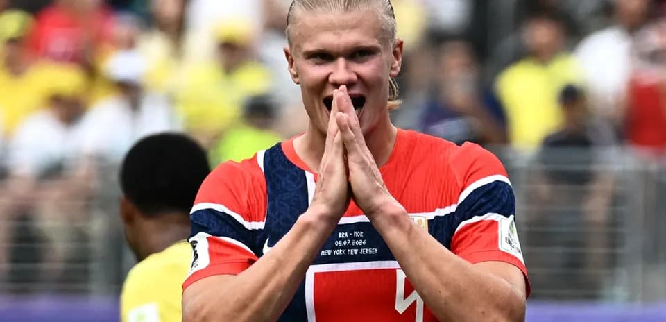 Futbolchi maydonda qo'llarini birlashtirgan