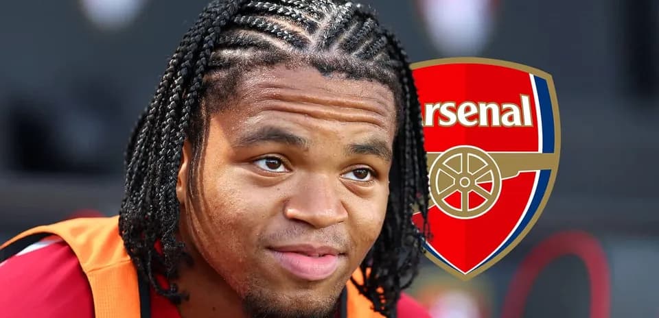 Futbolchi Arsenal logosi bilan olingan portret