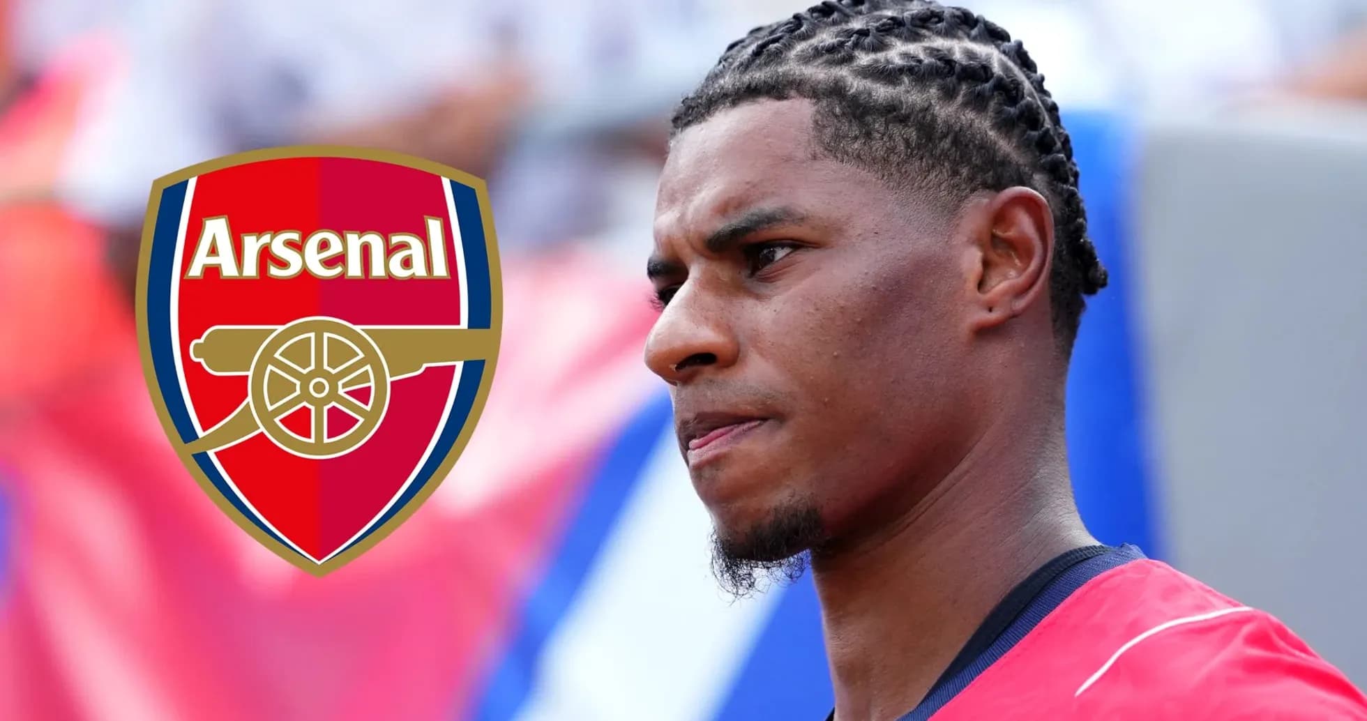Futbolchi Arsenal logosi bilan maydonda turibdi