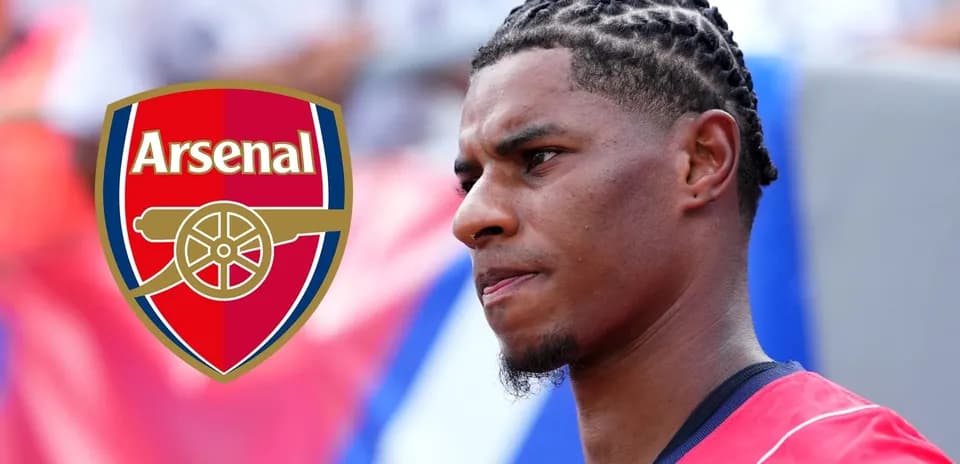 Futbolchi Arsenal logosi bilan maydonda turibdi