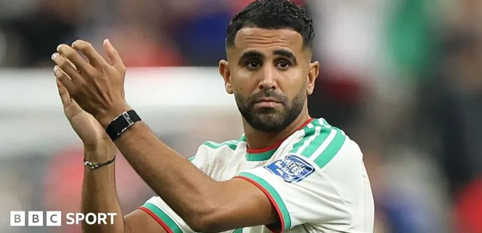 Futbolchi maydonda qo'llarini qarsak chalmoqda