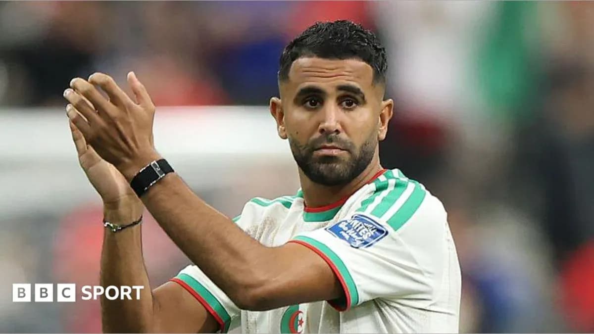 Futbolchi maydonda qo'llarini qarsak chalmoqda
