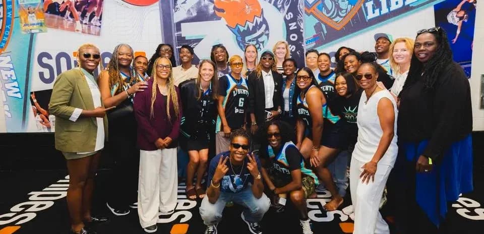 Group photo of New York Liberty supporters and players