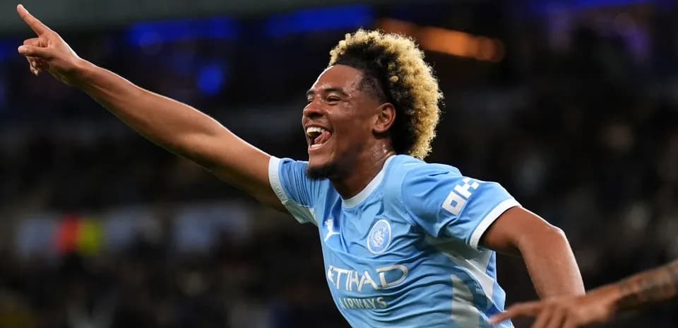 Futbolchi gol urganidan keyin qo'lini ko'tarib turibdi