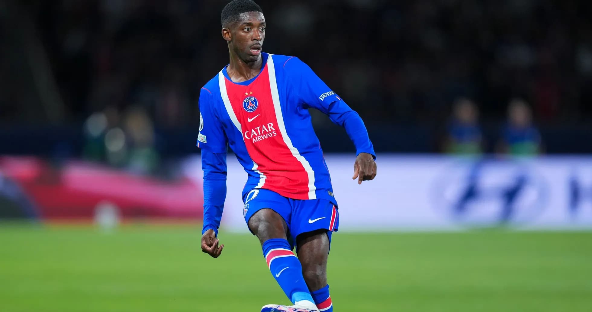 O'yinchi PSG formasida to'pni ushlamoqda
