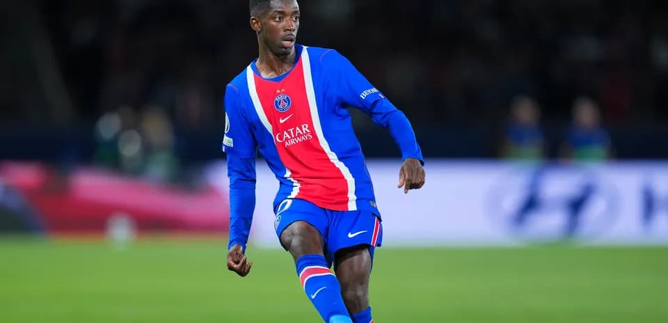 O'yinchi PSG formasida to'pni ushlamoqda