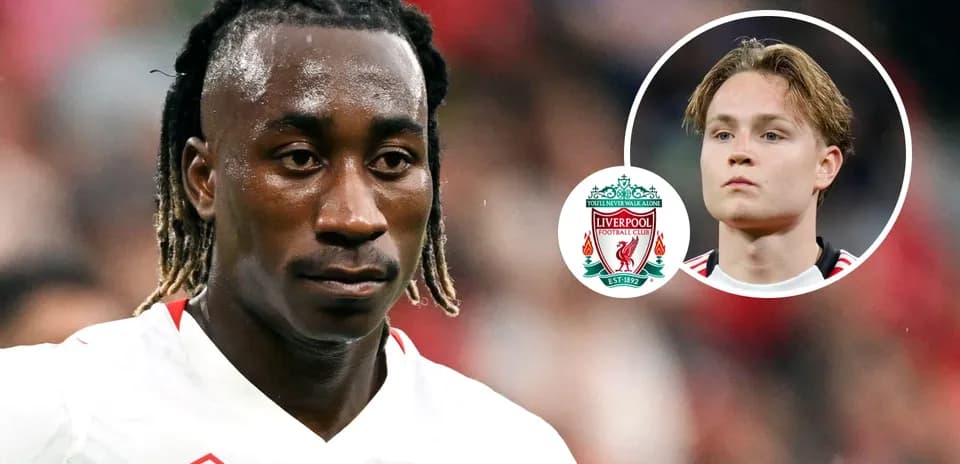 Futbolchi maydonda, Liverpool logotipi bilan