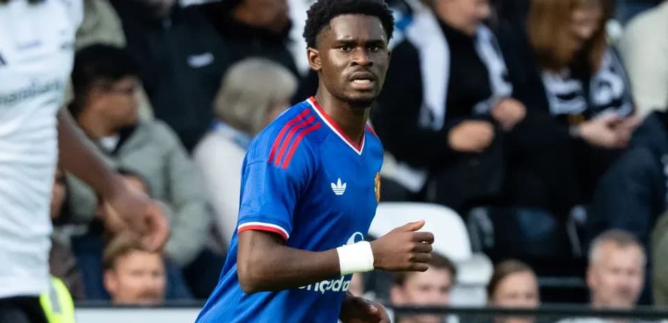 Futbolchi o'yin maydonida harakatda