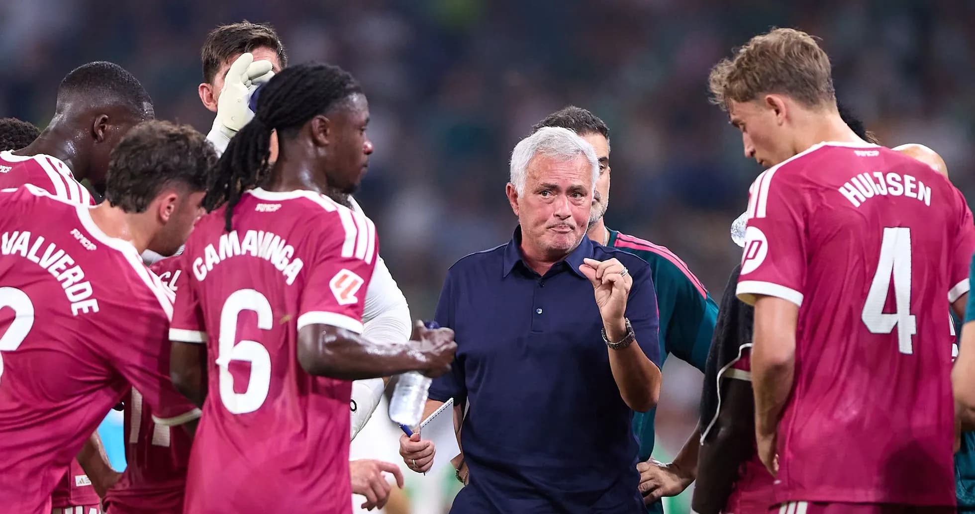 Mourinho instructing players during team huddle