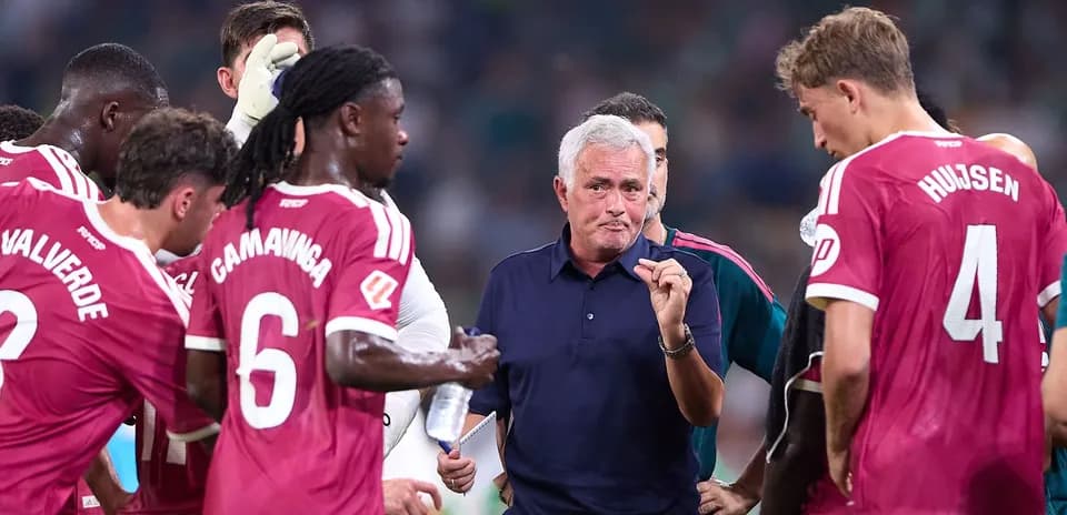 Mourinho instructing players during team huddle