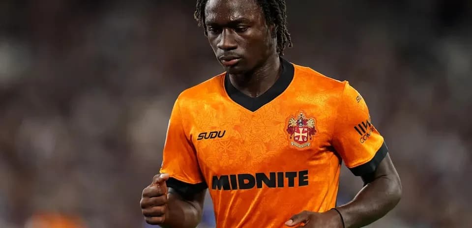 Futbolchi orange formada yurgan