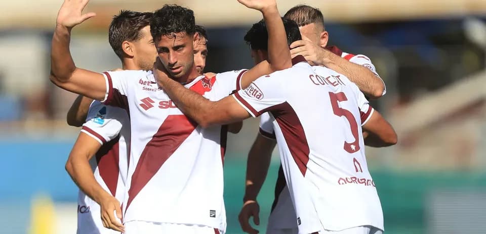 Futbolchilar gollarini nishonlashmoqda, jamoa birlashgan