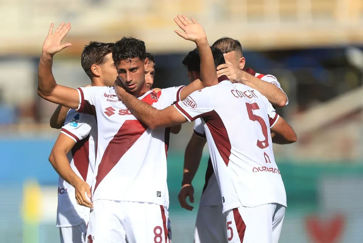 Futbolchilar gollarini nishonlashmoqda, jamoa birlashgan