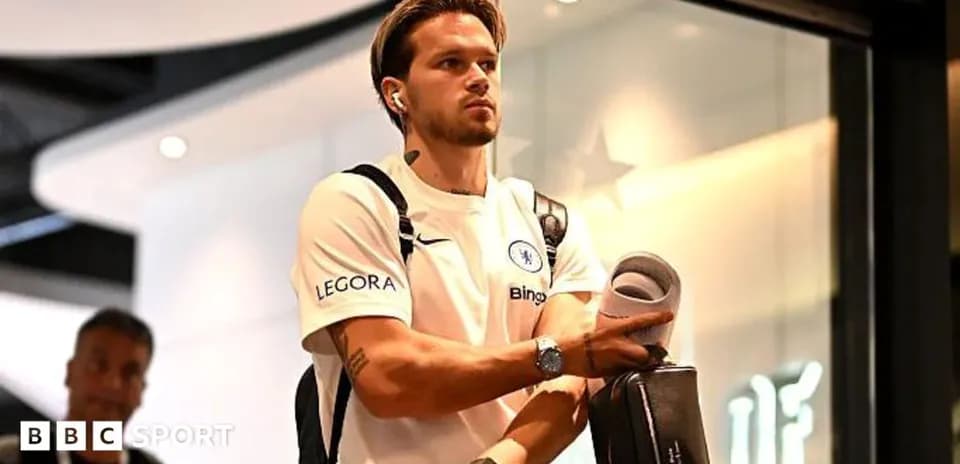 Futbolchi Chelsea formasida aeroportda yuribdi