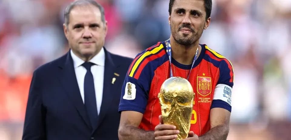 Futbolchi Jahon kubogi bilan sahnada turibdi