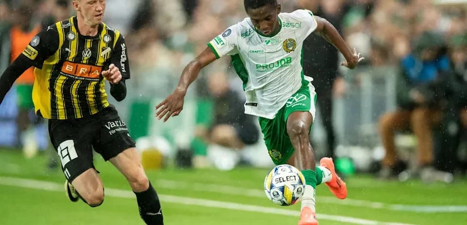 Futbolchilar to'p uchun kurashmoqda, yomg'irli havoda