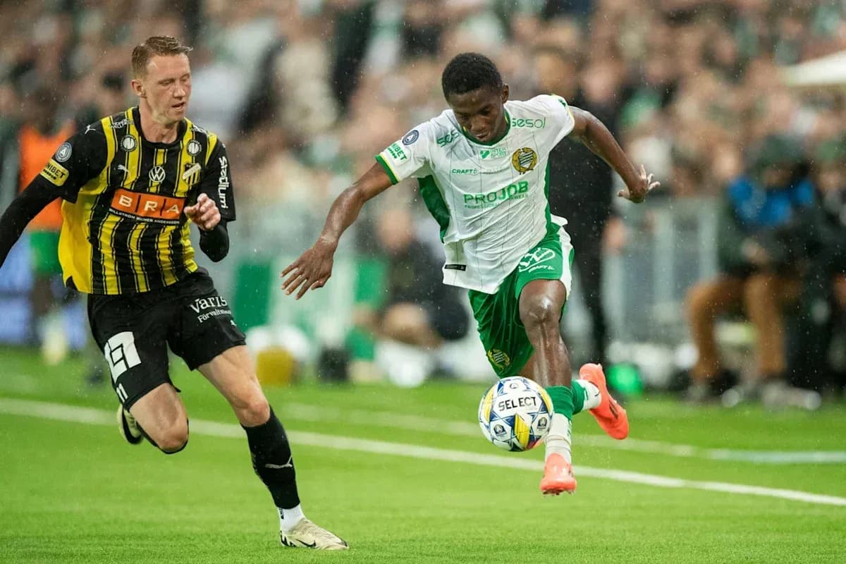Futbolchilar to'p uchun kurashmoqda, yomg'irli havoda