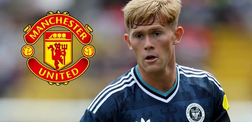 Futbolchi Manchester United logosi bilan maydonda