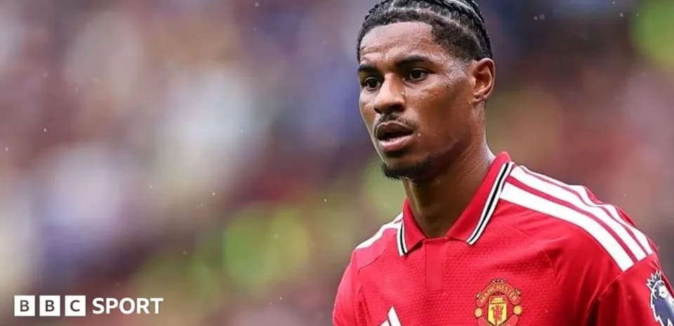 Futbolchi Manchester United formasida maydonda