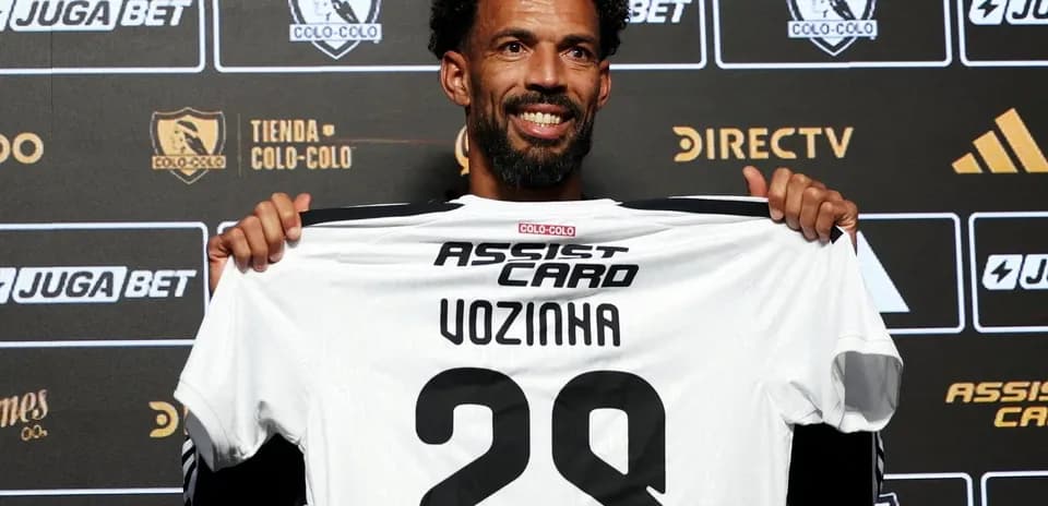 Futbolchi Vozinha yangi forma bilan taqdimotda