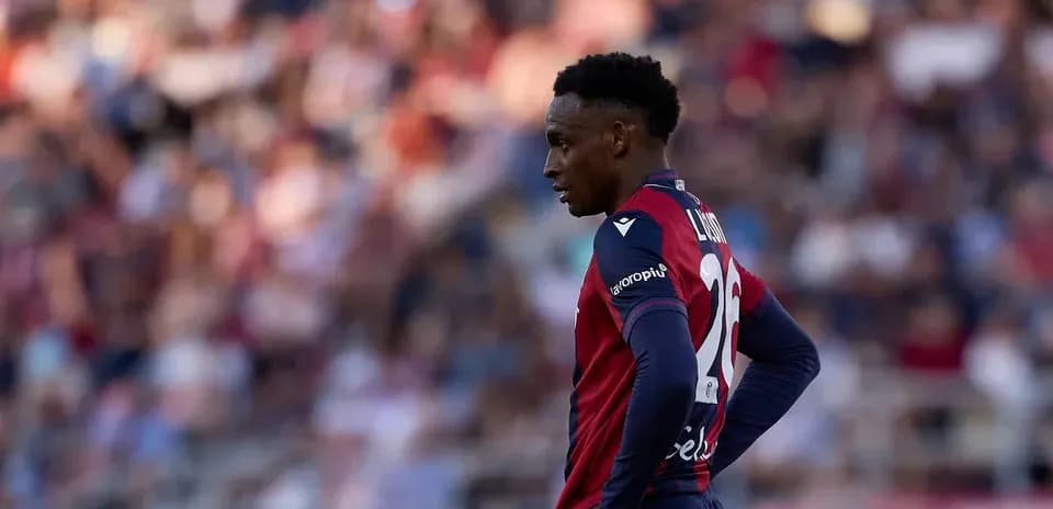 Futbolchi maydonda jamoasi formasida turibdi
