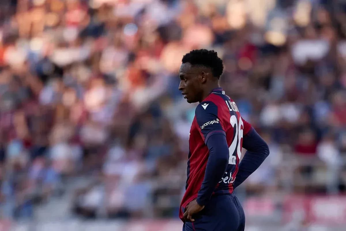 Futbolchi maydonda jamoasi formasida turibdi