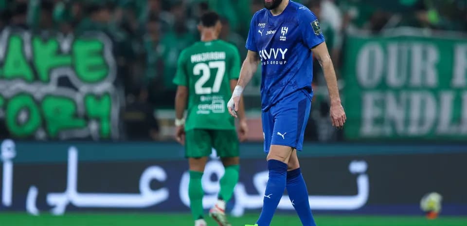 Futbolchilar o'yin davomida maydonda harakatda