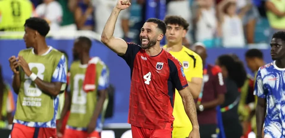 Futbolchi g'alaba qozonganidan xursand bo'lmoqda