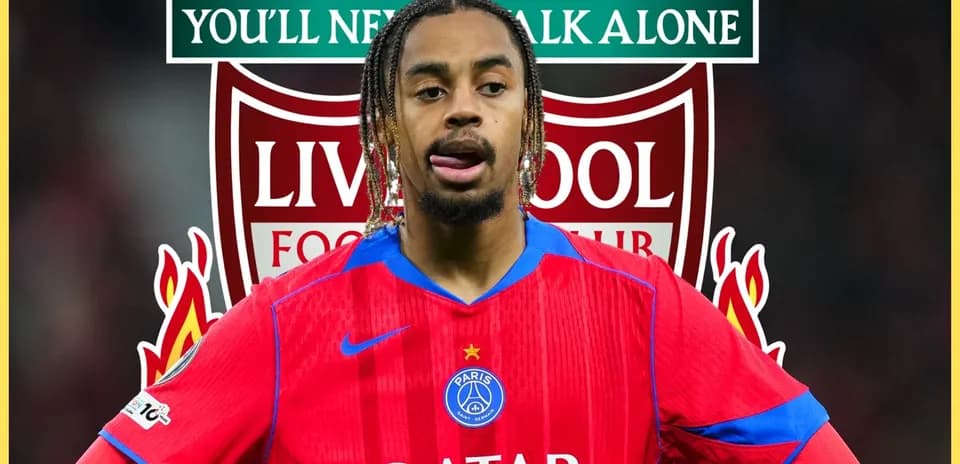 Futbolchi PSG formasida, Liverpool emblemasi orqasida