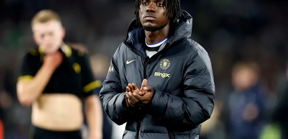 Futbolchi Chelsea kiyimida maydon chetida turgan
