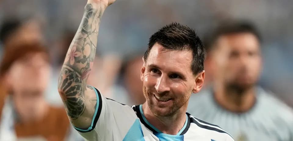 Futbolchi Lionel Messi g'alaba belgisini ko'tarib turibdi
