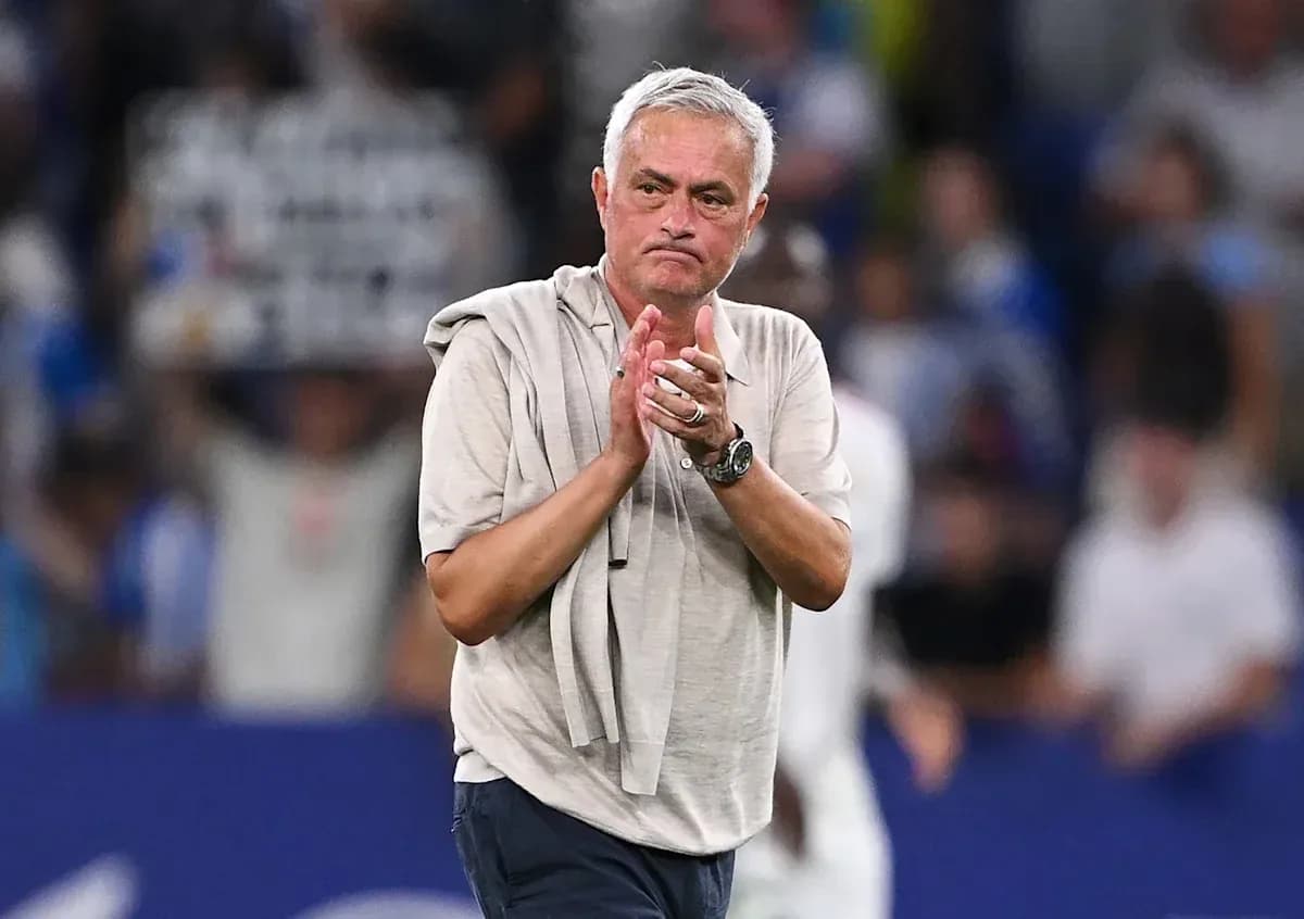 Murinho stadionda qo'llarini qarsillatmoqda