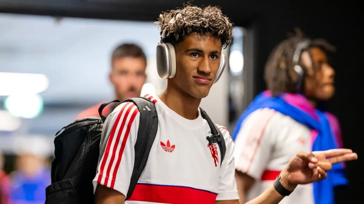 Futbolchi zalga kirib kelayotgan paytda
