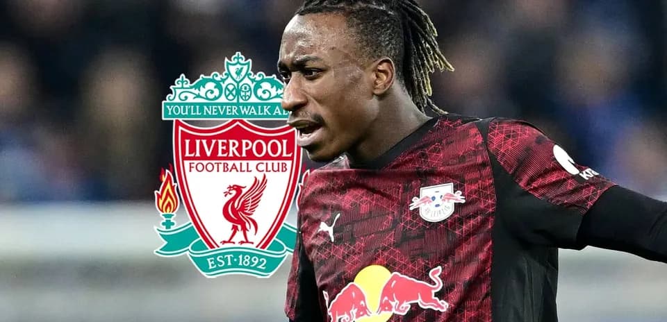 Futbolchi maydonda harakatda, Liverpool logosi bilan