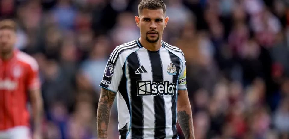 Futbolchi Newcastle formasida, maydonda turibdi