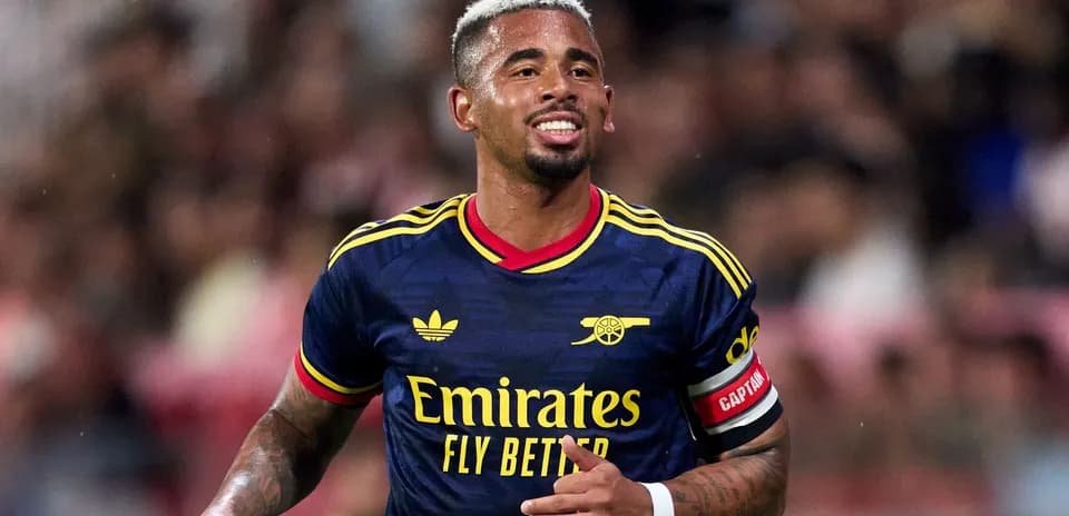 Futbolchi Arsenal formasida maydonda harakatlanmoqda