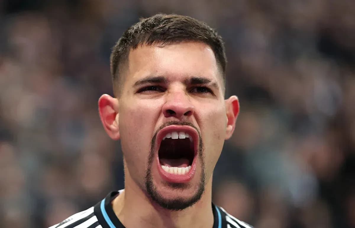Futbolchi hayajon bilan shovqin qilmoqda