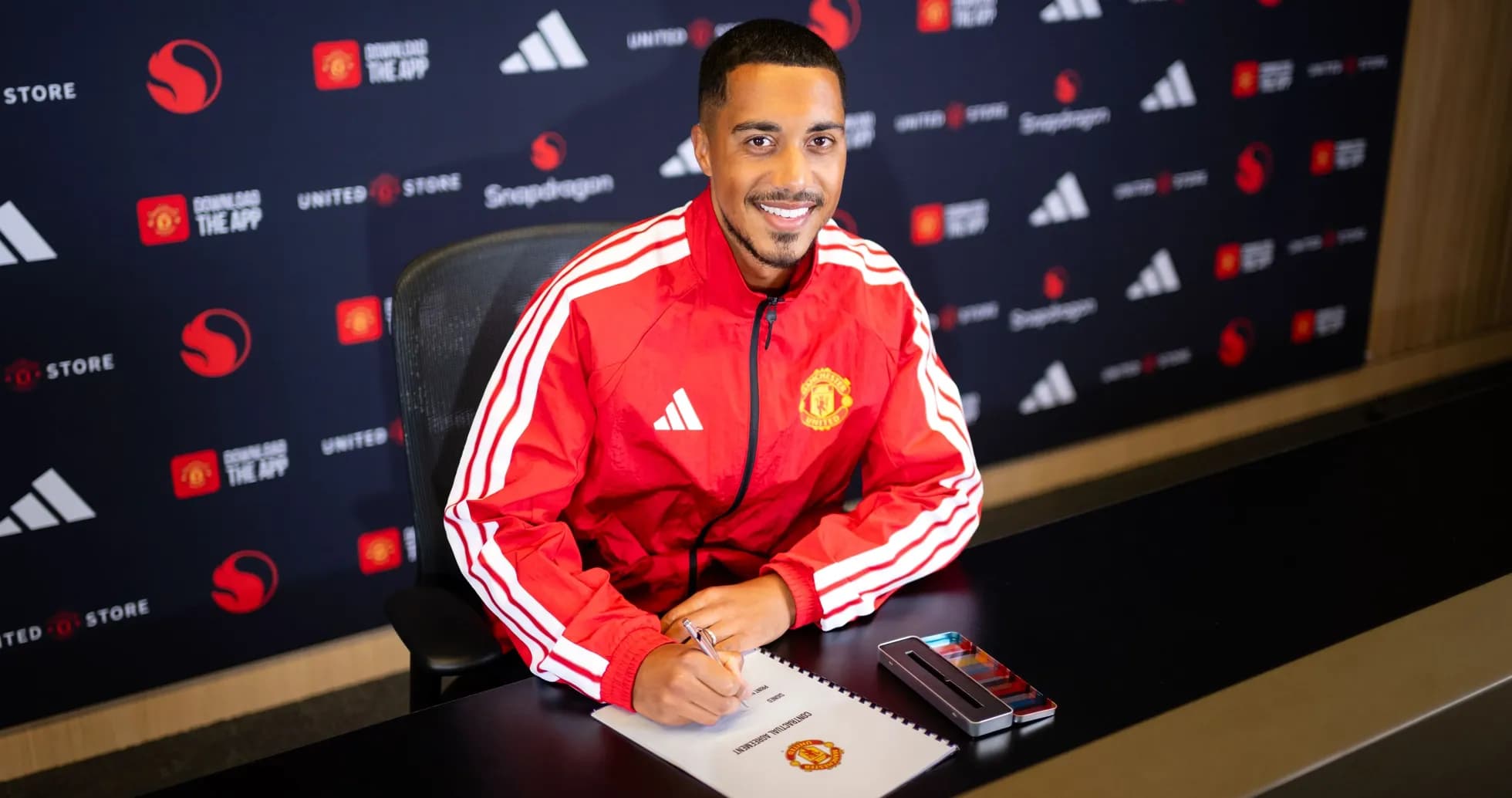 Futbolchi yangi shartnoma imzolamoqda, Manchester United