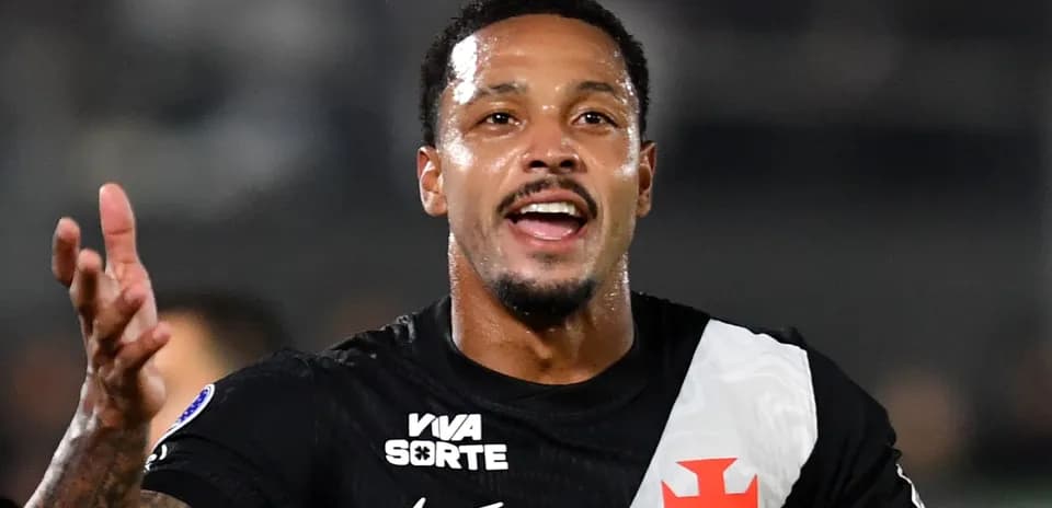 Futbolchi maydonda raqibga qarab qo'lini ko'taradi