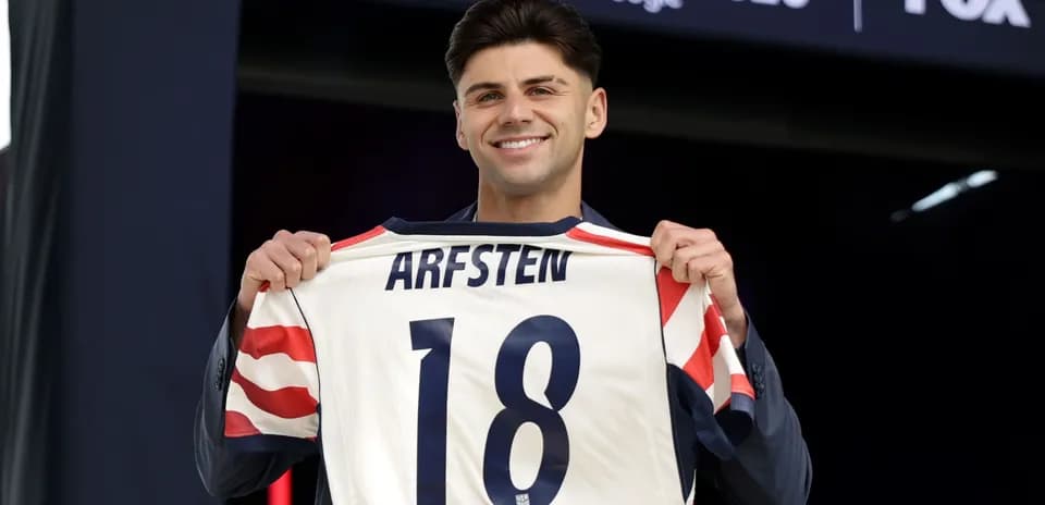 Futbolchi Arfsten 18 raqamli formasini ushlab turibdi