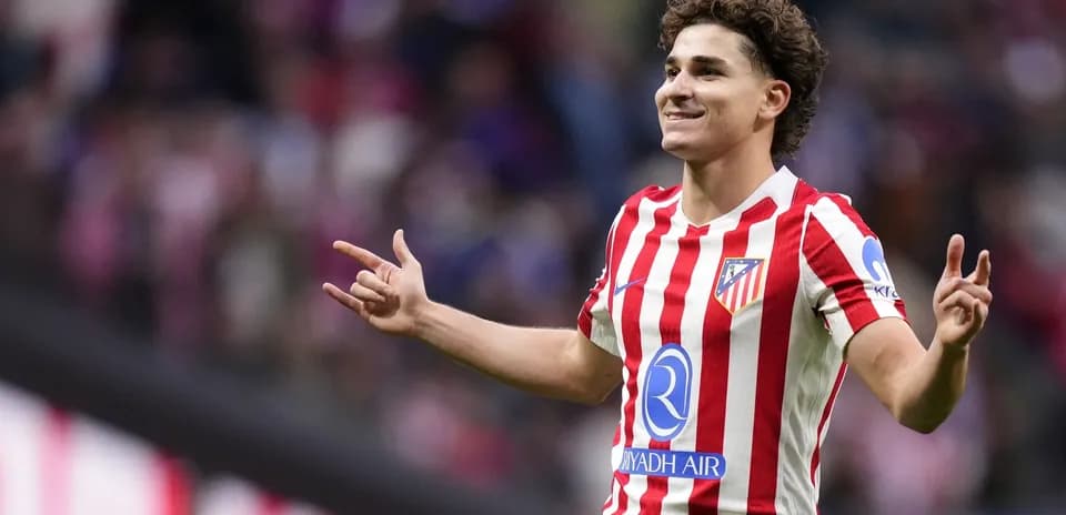 Futbolchi goli nishonlayotgan atletiko formasidagi o'yinchi