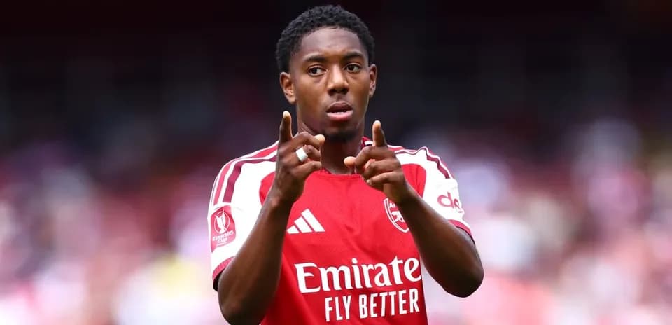 Futbolchi raqiblariga ishora qilmoqda, Arsenal formasi