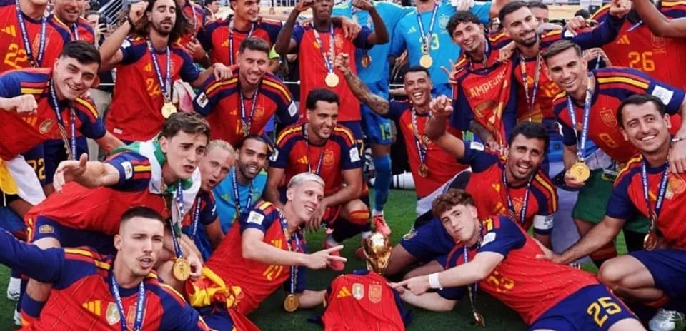 Ispaniya terma jamoasi oltin medallar bilan